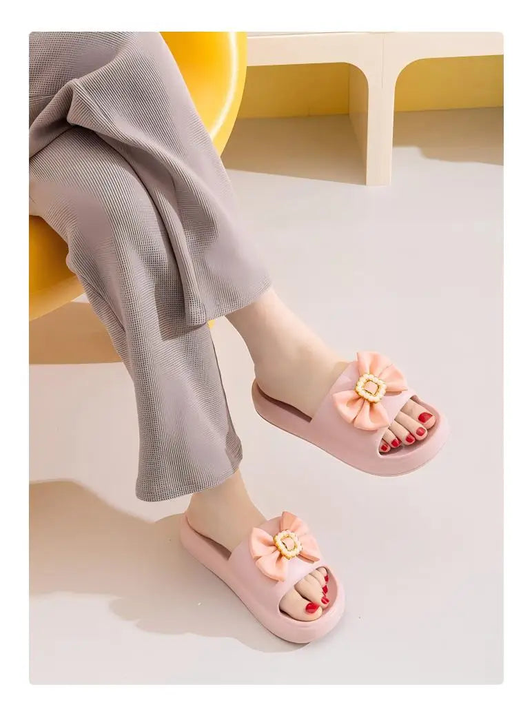 Chinelo feminino  versátil, moderno e charmoso com laço, perfeito para usar em casa ou na praia