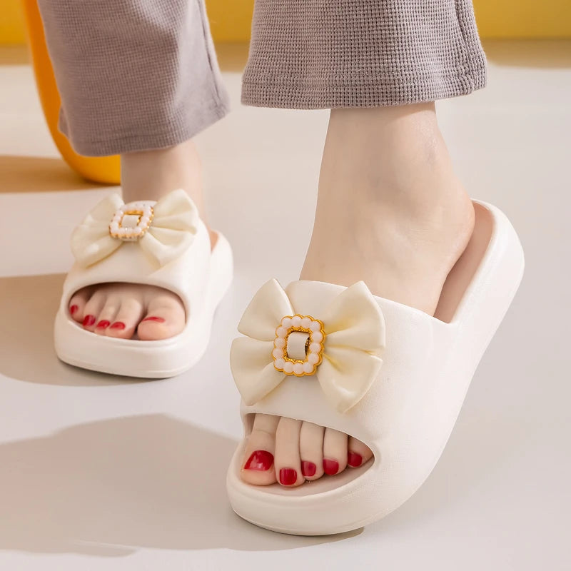 Chinelo feminino  versátil, moderno e charmoso com laço, perfeito para usar em casa ou na praia