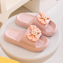 Chinelo feminino  versátil, moderno e charmoso com laço, perfeito para usar em casa ou na praia