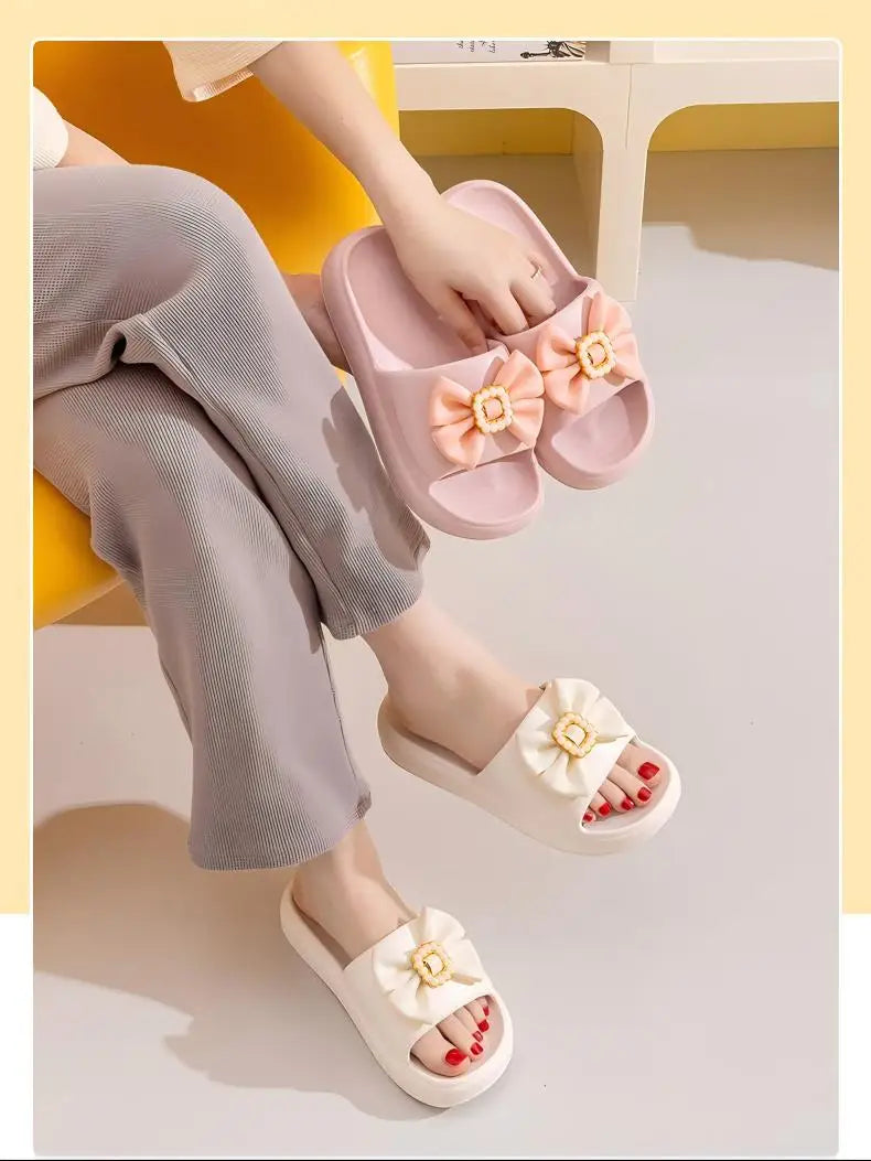 Chinelo feminino  versátil, moderno e charmoso com laço, perfeito para usar em casa ou na praia